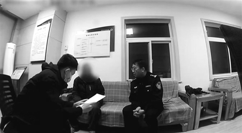 民警胡永昶(右)对受害人汤先生进行反诈宣传